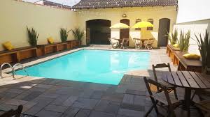 Espaço com piscina