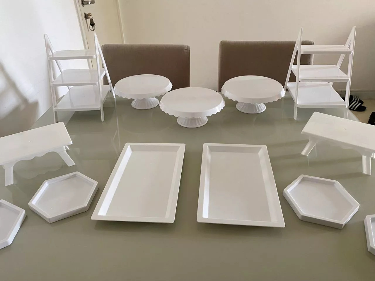 Kit Decoração Mesa de Festa - 3 Boleiras Slim + 2 Mesas + 2 Escadinhas + 2 Bandejas para Doces e Lembrancinhas